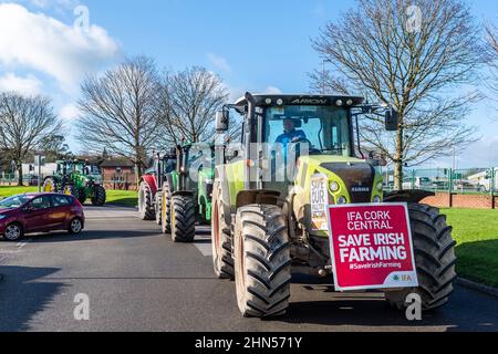 Bishopstown, Cork, Irland. 14th. Februar 2022. Die IFA veranstaltet heute vor den Dunnes Stores in Cork und Monaghan gleichzeitig Proteste, um das Versagen des Einzelhandelssektors zu unterstreichen, den Lieferanten Preiserhöhungen zu geben, um Kostensteigerungen auf Farmebene zu bewältigen. Ein großes Kontingent von Schwein-, Geflügel- und Gartenbaubauern nahm an dem Protest in Cork Teil, an dem auch der IFA-Präsident Tim Culinan teilnahm. Quelle: AG News/Alamy Live News Stockfoto