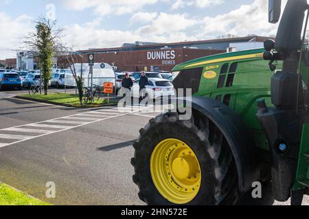 Bishopstown, Cork, Irland. 14th. Februar 2022. Die IFA veranstaltet heute vor den Dunnes Stores in Cork und Monaghan gleichzeitig Proteste, um das Versagen des Einzelhandelssektors zu unterstreichen, den Lieferanten Preiserhöhungen zu geben, um Kostensteigerungen auf Farmebene zu bewältigen. Ein großes Kontingent von Schwein-, Geflügel- und Gartenbaubauern nahm an dem Protest in Cork Teil, an dem auch der IFA-Präsident Tim Culinan teilnahm. Quelle: AG News/Alamy Live News Stockfoto