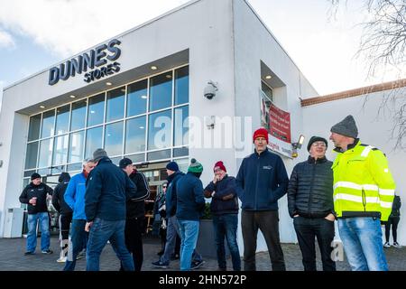 Bishopstown, Cork, Irland. 14th. Februar 2022. Die IFA veranstaltet heute vor den Dunnes Stores in Cork und Monaghan gleichzeitig Proteste, um das Versagen des Einzelhandelssektors zu unterstreichen, den Lieferanten Preiserhöhungen zu geben, um Kostensteigerungen auf Farmebene zu bewältigen. Ein großes Kontingent von Schwein-, Geflügel- und Gartenbaubauern nahm an dem Protest in Cork Teil, an dem auch der IFA-Präsident Tim Culinan teilnahm. Quelle: AG News/Alamy Live News Stockfoto