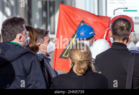 14. Februar 2022, Mecklenburg-Vorpommern, Wismar: Robert Habeck (Bündnis 90/die Grünen 3rd v.l.), Bundesminister für Wirtschaft und Klimaschutz, spricht bei seinem Besuch in der insolventen MV-Werft mit Schiffsbauern, die für eine wirtschaftliche Zukunft der Unternehmen demonstrieren. Foto: Jens Büttner/dpa-Zentralbild/dpa Stockfoto