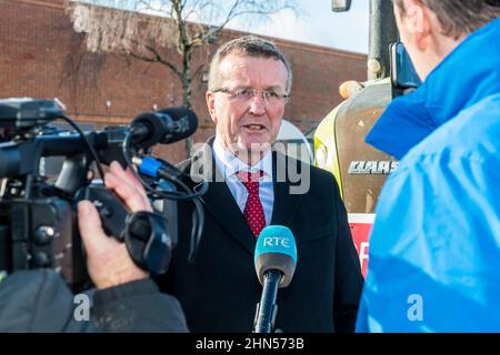 Bishopstown, Cork, Irland. 14th. Februar 2022. Die IFA veranstaltet heute vor den Dunnes Stores in Cork und Monaghan gleichzeitig Proteste, um das Versagen des Einzelhandelssektors zu unterstreichen, den Lieferanten Preiserhöhungen zu geben, um Kostensteigerungen auf Farmebene zu bewältigen. Ein großes Kontingent von Schwein-, Geflügel- und Gartenbaubauern nahm an dem Protest in Cork Teil, an dem auch der IFA-Präsident Tim Culinan teilnahm, der von RTE interviewt wurde. Quelle: AG News/Alamy Live News Stockfoto