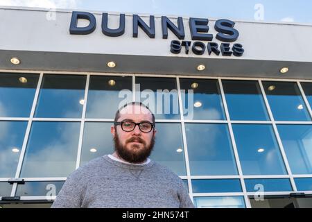 Bishopstown, Cork, Irland. 14th. Februar 2022. Die IFA veranstaltet heute vor den Dunnes Stores in Cork und Monaghan gleichzeitig Proteste, um das Versagen des Einzelhandelssektors zu unterstreichen, den Lieferanten Preiserhöhungen zu geben, um Kostensteigerungen auf Farmebene zu bewältigen. Ein großes Kontingent von Schwein-, Geflügel- und Gartenbaubauern nahm an dem Protest in Cork Teil, an dem auch der IFA-Präsident Tim Culinan teilnahm. An dem Protest nahm der Schweinehalter Niall Hogan aus Anglesboro Teil. Quelle: AG News/Alamy Live News Stockfoto