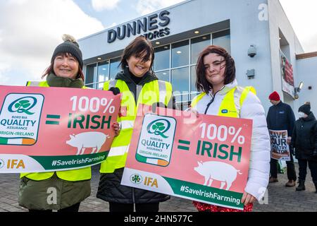 Bishopstown, Cork, Irland. 14th. Februar 2022. Die IFA veranstaltet heute vor den Dunnes Stores in Cork und Monaghan gleichzeitig Proteste, um das Versagen des Einzelhandelssektors zu unterstreichen, den Lieferanten Preiserhöhungen zu geben, um Kostensteigerungen auf Farmebene zu bewältigen. Ein großes Kontingent von Schwein-, Geflügel- und Gartenbaubauern nahm an dem Protest in Cork Teil, an dem auch der IFA-Präsident Tim Culinan teilnahm. An den Protesten nahmen die Schweinezüchter Denise Devlin, Ovens und Angela und Keri O'Donovan aus Timoleague Teil. Quelle: AG News/Alamy Live News Stockfoto