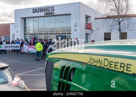 Bishopstown, Cork, Irland. 14th. Februar 2022. Die IFA veranstaltet heute vor den Dunnes Stores in Cork und Monaghan gleichzeitig Proteste, um das Versagen des Einzelhandelssektors zu unterstreichen, den Lieferanten Preiserhöhungen zu geben, um Kostensteigerungen auf Farmebene zu bewältigen. Ein großes Kontingent von Schwein-, Geflügel- und Gartenbaubauern nahm an dem Protest in Cork Teil, an dem auch der IFA-Präsident Tim Culinan teilnahm. Quelle: AG News/Alamy Live News Stockfoto