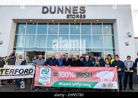 Bishopstown, Cork, Irland. 14th. Februar 2022. Die IFA veranstaltet heute vor den Dunnes Stores in Cork und Monaghan gleichzeitig Proteste, um das Versagen des Einzelhandelssektors zu unterstreichen, den Lieferanten Preiserhöhungen zu geben, um Kostensteigerungen auf Farmebene zu bewältigen. Ein großes Kontingent von Schwein-, Geflügel- und Gartenbaubauern nahm an dem Protest in Cork Teil, an dem auch der IFA-Präsident Tim Culinan teilnahm. Quelle: AG News/Alamy Live News Stockfoto