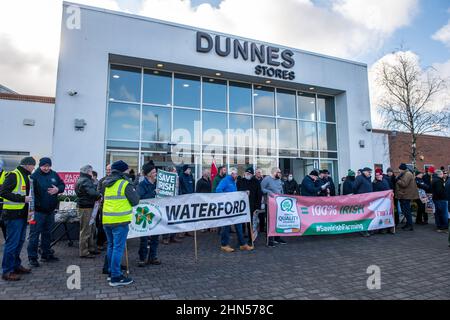 Bishopstown, Cork, Irland. 14th. Februar 2022. Die IFA veranstaltet heute vor den Dunnes Stores in Cork und Monaghan gleichzeitig Proteste, um das Versagen des Einzelhandelssektors zu unterstreichen, den Lieferanten Preiserhöhungen zu geben, um Kostensteigerungen auf Farmebene zu bewältigen. Ein großes Kontingent von Schwein-, Geflügel- und Gartenbaubauern nahm an dem Protest in Cork Teil, an dem auch der IFA-Präsident Tim Culinan teilnahm. Quelle: AG News/Alamy Live News Stockfoto