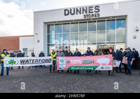 Bishopstown, Cork, Irland. 14th. Februar 2022. Die IFA veranstaltet heute vor den Dunnes Stores in Cork und Monaghan gleichzeitig Proteste, um das Versagen des Einzelhandelssektors zu unterstreichen, den Lieferanten Preiserhöhungen zu geben, um Kostensteigerungen auf Farmebene zu bewältigen. Ein großes Kontingent von Schwein-, Geflügel- und Gartenbaubauern nahm an dem Protest in Cork Teil, an dem auch der IFA-Präsident Tim Culinan teilnahm. Quelle: AG News/Alamy Live News Stockfoto