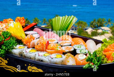 Sushi Sashimi in einem Holzboot auf einem braunen Holztisch. Mit Melodie, Garnelen, Garnelen, Ingwer Stockfoto