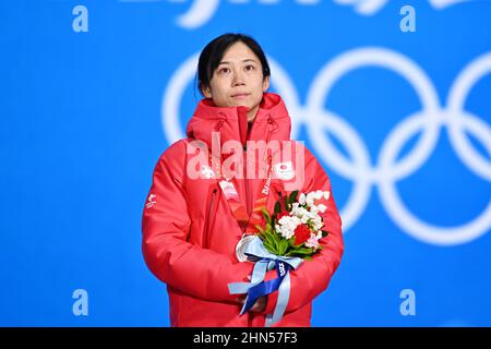 Peking, China. Kredit: MATSUO. 14th. Februar 2022. Miho Takagi (JPN) Eisschnelllauf: Medaillenübergabe der Frauen 500m während der Olympischen Winterspiele 2022 in Peking auf dem Beijing Medal Plaza in Peking, China. Kredit: MATSUO .K/AFLO SPORT/Alamy Live Nachrichten Stockfoto