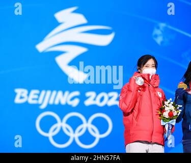Peking, China. Kredit: MATSUO. 14th. Februar 2022. Miho Takagi (JPN) Eisschnelllauf: Medaillenübergabe der Frauen 500m während der Olympischen Winterspiele 2022 in Peking auf dem Beijing Medal Plaza in Peking, China. Kredit: MATSUO .K/AFLO SPORT/Alamy Live Nachrichten Stockfoto