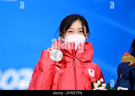 Peking, China. Kredit: MATSUO. 14th. Februar 2022. Miho Takagi (JPN) Eisschnelllauf: Medaillenübergabe der Frauen 500m während der Olympischen Winterspiele 2022 in Peking auf dem Beijing Medal Plaza in Peking, China. Kredit: MATSUO .K/AFLO SPORT/Alamy Live Nachrichten Stockfoto