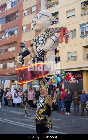 Badajoz, Spanien - 13. Februar 2018: San Roque comparsas Parade. Der Badajoz Karneval wurde zum Fest von internationalem touristischem Interesse erklärt Stockfoto