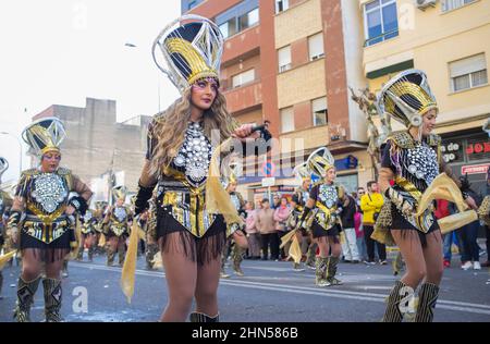 Badajoz, Spanien - 13. Februar 2018: San Roque comparsas Parade. Der Badajoz Karneval wurde vor kurzem zum Fest von internationalem touristischem Interesse erklärt Stockfoto