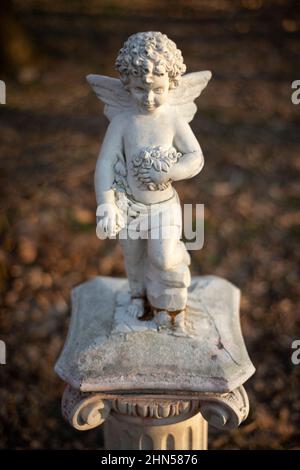 Kleine geflügelte Engel Cherub Gartenstatue Stockfoto