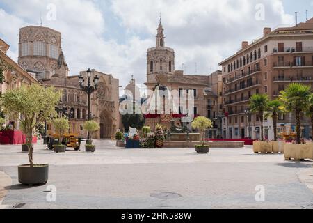 Valencia, Spanien - 4. September 2021: Zur Fallas-Feier bringen Einheimische Blumenopfer an eine große Skulptur der seligen Jungfrau Maria Stockfoto