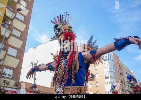 Badajoz, Spanien - 13. Februar 2018: San Roque comparsas Parade. Der Badajoz Karneval wurde vor kurzem zum Fest von internationalem touristischem Interesse erklärt Stockfoto