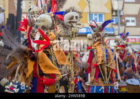 Badajoz, Spanien - 13. Februar 2018: San Roque comparsas Parade. Der Badajoz Karneval wurde vor kurzem zum Fest von internationalem touristischem Interesse erklärt Stockfoto