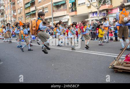 Badajoz, Spanien - 13. Februar 2018: Parade in San Roque. Familie comparsa Auftritt bei Badajoz Karneval, vor kurzem erklärte Fest der Internationalen Tourist Stockfoto