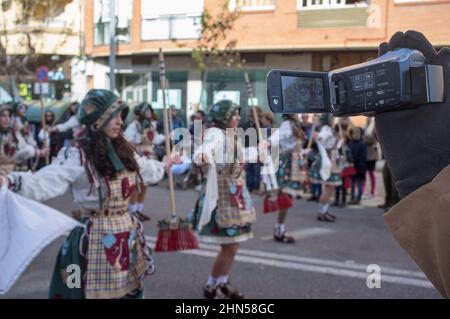 Badajoz, Spanien - 13. Februar 2018: Mann, der die Parade von San Roque aufzeichnete. Badajoz Karneval wurde vor kurzem zum Fest der Internationalen Touristeninta erklärt Stockfoto