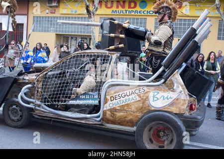 Badajoz, Spanien - 13. Feb 2018: San Roque comparsas Parade, motorisierter Wagen. Badajoz Karneval wurde vor kurzem zum Fest des Internationalen Tourismus erklärt Stockfoto