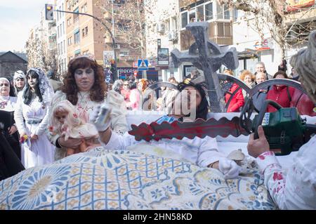 Badajoz, Spanien - 13. Februar 2018: San Roque comparsas Parade. Der Badajoz Karneval wurde vor kurzem zum Fest von internationalem touristischem Interesse erklärt Stockfoto