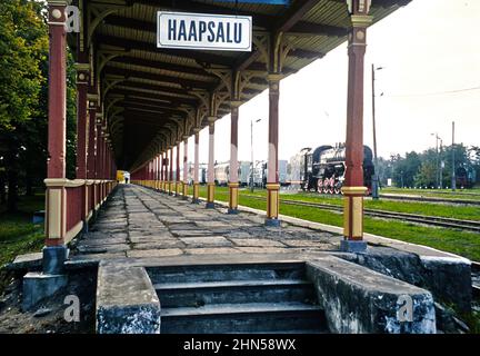 Renovierter alter Holzbahnhof, der 1904 Jahre alt war. Haapsalu, Estland Stockfoto