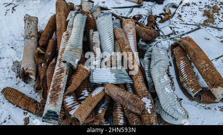 Schneebedeckt, verloren und vergessen ein Rohr aus Wellstahlrohren Stockfoto