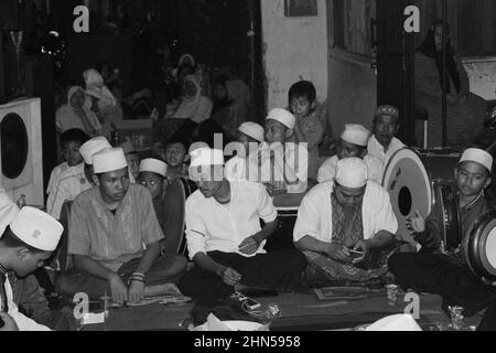 Jakarta, Indonesien - 11 19 2020: Begeisterte Muslime nehmen an der Feier des Geburtstages des Propheten Muhammad Teil Stockfoto