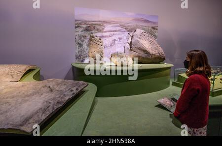 Das British Museum London, Großbritannien. 14. Februar 2022. Die Welt von Stonehenge, die erste große Ausstellung über Stonehenge in Großbritannien und die größte Ausstellung des British Museum der letzten Zeit – vom 17. Februar bis zum 17. Juli 2022. Bild: Steinschnitzereien, um 3000-2500 v. Chr. (Links): Cabrach, Aberdeenshire. British Museum; (Zentrum): Forgue, Aberdeenshire. National Museums Scotland; (Rechts): Edenhall, Cumbria. Tullie House Museum und Art Gallery Trust. Quelle: Malcolm Park/Alamy Live News. Stockfoto