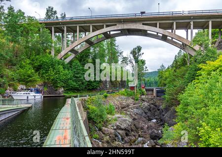 Dalsland Kanal und Aquädukt in Haverud, Dalsland, Västra Götalands län, Schweden: Das Aquädukt in Haverud, einem Teil des Dalsland Kanalsystems. Stockfoto