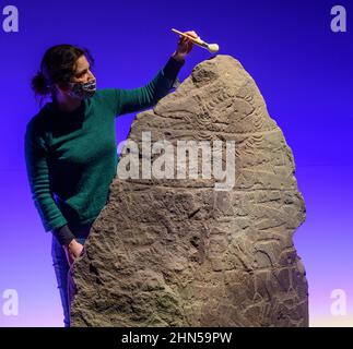 Das British Museum London, Großbritannien. 14. Februar 2022. Die Welt von Stonehenge, die erste große Ausstellung über Stonehenge in Großbritannien und die größte Ausstellung des British Museum der letzten Zeit – vom 17. Februar bis zum 17. Juli 2022. Bild: Geschnitzter Stein, Capo di Ponte, Cemmo, Italien, um 2500 v. Chr. Direzione Regionale Musei Lombardia / MUPRE – Museo Nazionale della Preistoria della Valle Camonica. Quelle: Malcolm Park/Alamy Live News. Stockfoto