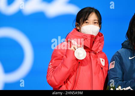 Peking, China. Kredit: MATSUO. 14th. Februar 2022. Miho Takagi (JPN) Eisschnelllauf: Medaillenübergabe der Frauen 500m während der Olympischen Winterspiele 2022 in Peking auf dem Beijing Medal Plaza in Peking, China. Kredit: MATSUO .K/AFLO SPORT/Alamy Live Nachrichten Stockfoto
