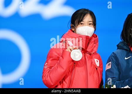 Peking, China. Kredit: MATSUO. 14th. Februar 2022. Miho Takagi (JPN) Eisschnelllauf: Medaillenübergabe der Frauen 500m während der Olympischen Winterspiele 2022 in Peking auf dem Beijing Medal Plaza in Peking, China. Kredit: MATSUO .K/AFLO SPORT/Alamy Live Nachrichten Stockfoto