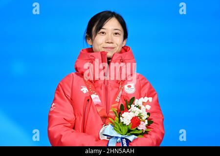 Peking, China. Kredit: MATSUO. 14th. Februar 2022. Miho Takagi (JPN) Eisschnelllauf: Medaillenübergabe der Frauen 500m während der Olympischen Winterspiele 2022 in Peking auf dem Beijing Medal Plaza in Peking, China. Kredit: MATSUO .K/AFLO SPORT/Alamy Live Nachrichten Stockfoto