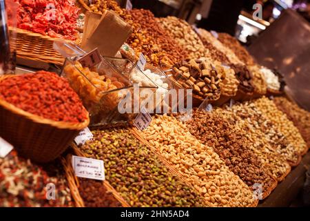 Nüsse und getrocknete Früchte auf der Theke auf dem Markt Stockfoto