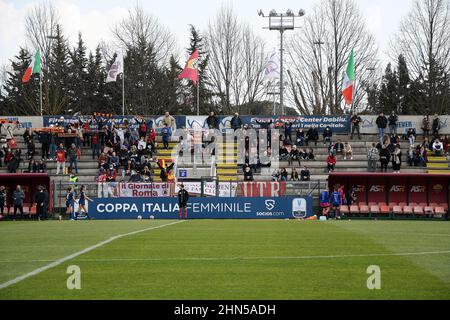 Rom, Italien. 13th. Februar 2022. Roma-Fans beim Fußball-Italien-Cup-Spiel als Roma gegen Como im Tre Fontane-Stadion am 13. Februar 2022 in Rom, Italien. (Foto: AllShotLive/Sipa USA) Quelle: SIPA USA/Alamy Live News Stockfoto