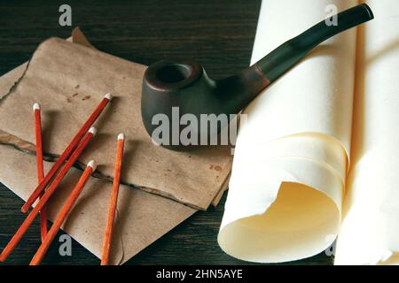 Vintage-Bild der klassischen Rauchpfeife auf den Briefen und Papieren. Schrank für Holzmenschen Stockfoto