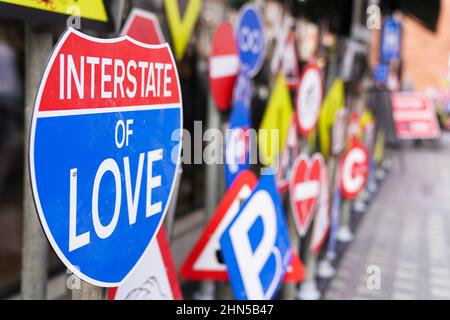 Dekorationen zum Valentinstag vor den Hedonism Wines in Mayfair, London. Bilddatum: Montag, 14. Februar 2022. Stockfoto