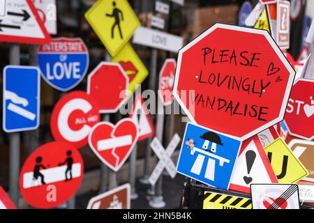 Dekorationen zum Valentinstag vor den Hedonism Wines in Mayfair, London. Bilddatum: Montag, 14. Februar 2022. Stockfoto