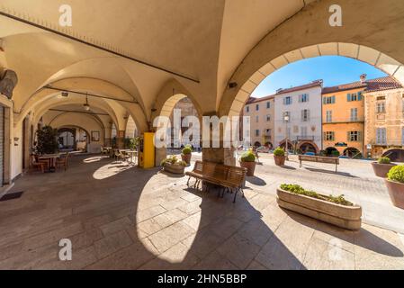 Mondovì, Cuneo, Piemont, Italien - 23. Oktober 2021: Piazza Mondovì, die Arkaden der Piazza Maggiore im Zentrum der Altstadt mit ihren historischen Gebäuden Stockfoto