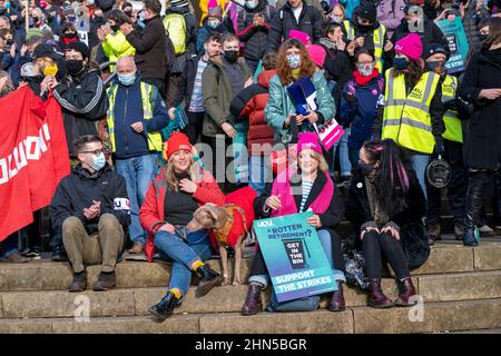 Mitglieder der University and College Union (UCU) während ihrer Kundgebung in Glasgow, zu Beginn ihrer 10-tägigen Arbeitskampfaktion über Bezahlung, Renten und Arbeitsbedingungen. Bilddatum: Montag, 14. Februar 2022. Stockfoto