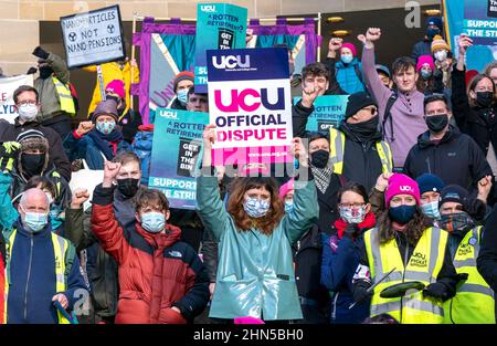 Mitglieder der University and College Union (UCU) während ihrer Kundgebung in Glasgow, zu Beginn ihrer 10-tägigen Arbeitskampfaktion über Bezahlung, Renten und Arbeitsbedingungen. Bilddatum: Montag, 14. Februar 2022. Stockfoto