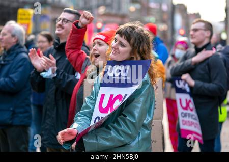 Mitglieder der University and College Union (UCU) während ihrer Kundgebung in Glasgow, zu Beginn ihrer 10-tägigen Arbeitskampfaktion über Bezahlung, Renten und Arbeitsbedingungen. Bilddatum: Montag, 14. Februar 2022. Stockfoto