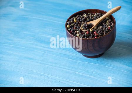 Pfefferkörner auf Holzschale Stockfoto