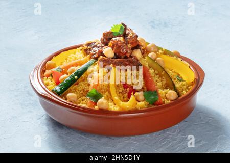 Fleisch- und Gemüsecouscous in einer Schüssel, typisches marokkanisches Essen, ein traditionelles festliches arabisches Gericht mit Kräutern und Gewürzen Stockfoto