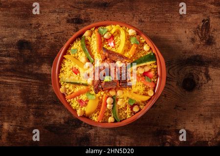 Fleisch- und Gemüsecouscous, traditionelle marokkanische Küche, von oben geschossen, mit Kichererbsen und Koriander Stockfoto