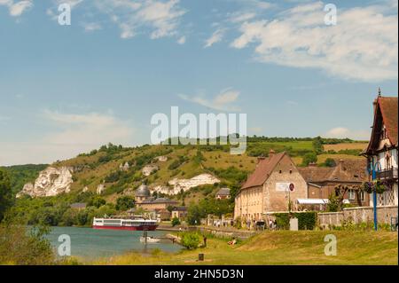 Les Andelys ist eine malerische Stadt am rechten Ufer der unteren seine und Anlaufhafen für seine-Flusskreuzfahrten in der Normandie, Frankreich Stockfoto