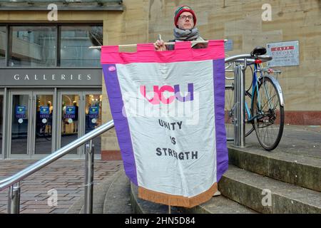 Glasgow, Schottland, Großbritannien 14th. Februar 2022. Hochschulpersonal Kundgebung auf den Stufen der Buchanan Galerien heute . Credit Gerard Ferry/Alamy Live News Stockfoto