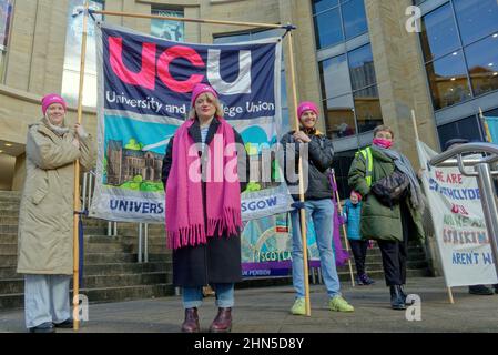 Glasgow, Schottland, Großbritannien 14th. Februar 2022. Hochschulpersonal Kundgebung auf den Stufen der Buchanan Galerien heute . Credit Gerard Ferry/Alamy Live News Stockfoto