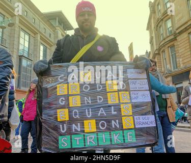 Glasgow, Schottland, Großbritannien 14th. Februar 2022. Hochschulpersonal Kundgebung auf den Stufen der Buchanan Galerien heute . Credit Gerard Ferry/Alamy Live News Stockfoto